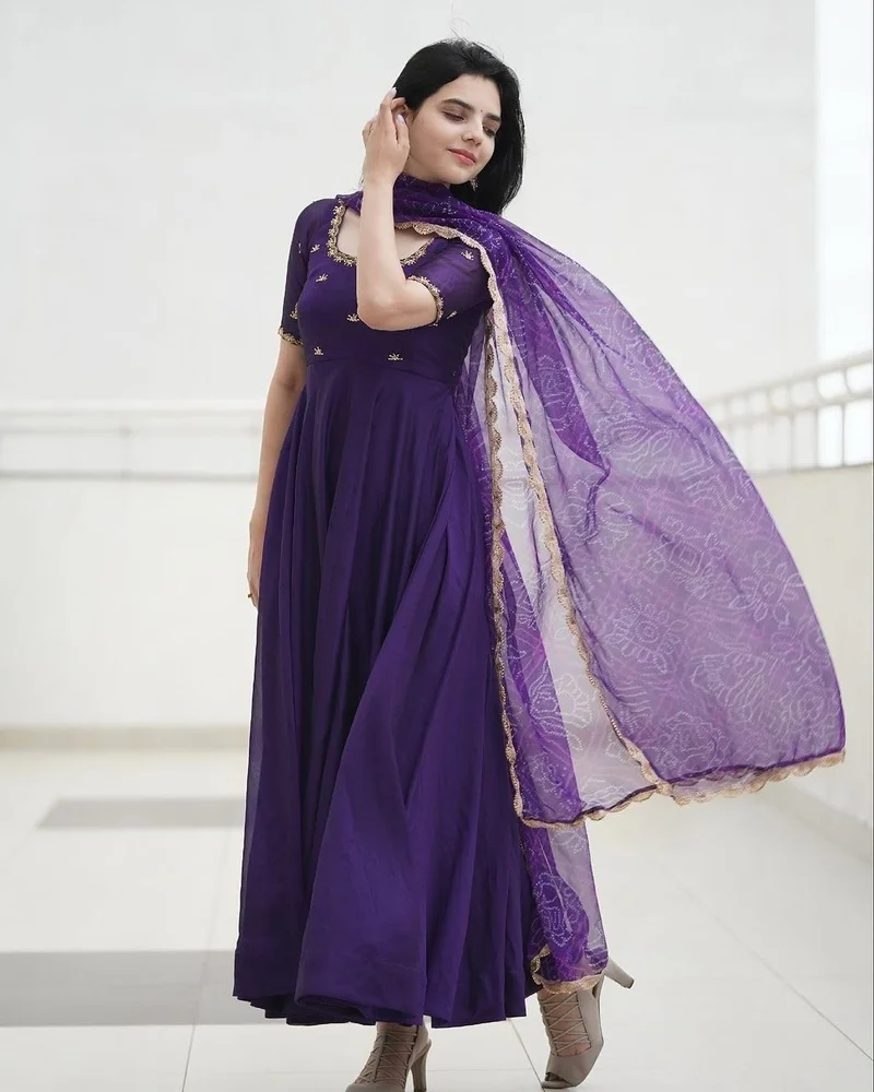 جو سريكي كورتا مطرز بمزيج أناركالي من GoSriKi للنساء مع بنطال ودوباتا (غومسوم بيغاني-GS_XXL_Begani_XX-كبير)